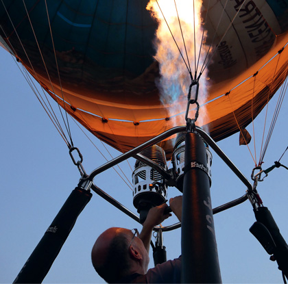 décollage montgolfière en velay - Haute-Loire - Département de la Haute-Loire - Haute-Loire tourisme - Auvergne-Rhône-Alpes -  Rassemblement international de montgolfières