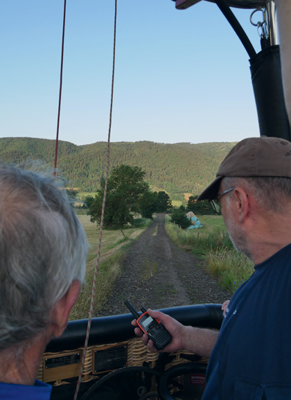 atterrissage montgolfière en velay - Haute-Loire - Département de la Haute-Loire - Haute-Loire tourisme - Auvergne-Rhône-Alpes -  Rassemblement international de montgolfières