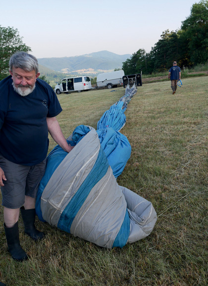 repliage montgolfière en velay - Haute-Loire - Département de la Haute-Loire - Haute-Loire tourisme - Auvergne-Rhône-Alpes -  Rassemblement international de montgolfières