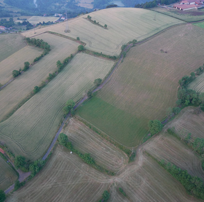 vue aérienne en montgolfière en velay - Haute-Loire - Département de la Haute-Loire - Haute-Loire tourisme - Auvergne-Rhône-Alpes -  Rassemblement international de montgolfières