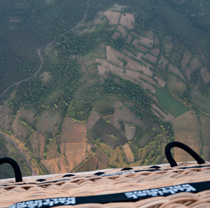 vue aérienne en montgolfière en velay - Haute-Loire - Département de la Haute-Loire - Haute-Loire tourisme - Auvergne-Rhône-Alpes -  Rassemblement international de montgolfières