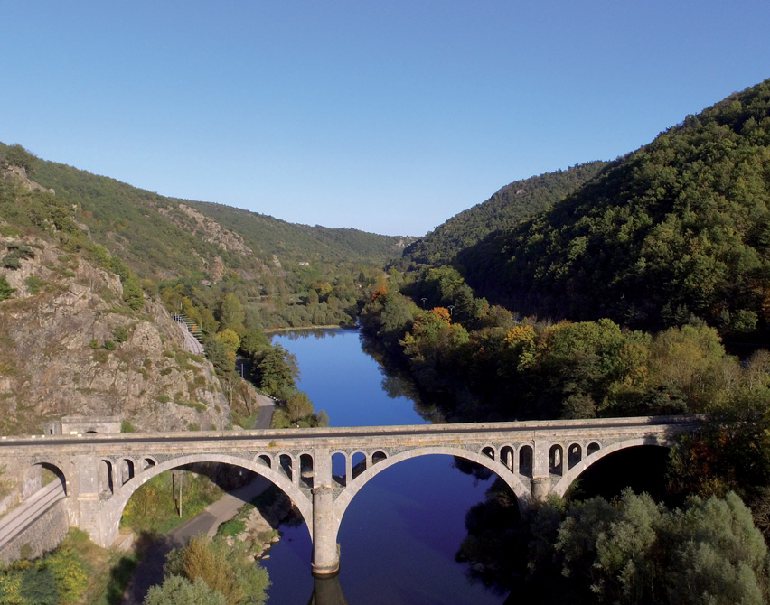 Jeune Loire - Kayak - Canoé - Location - Guide - Paddle - Rafting - Ecole de Pagaie du Velay - Vorey sur Arzon 43800 - Haute-Loire - expérience insolite - Ecotourisme - tourisme passif - haute-loire - auvergne - myhauteloire - auvergnerhonealpes - regionauvergne - auvergnelife - région Haute-Loire - 43