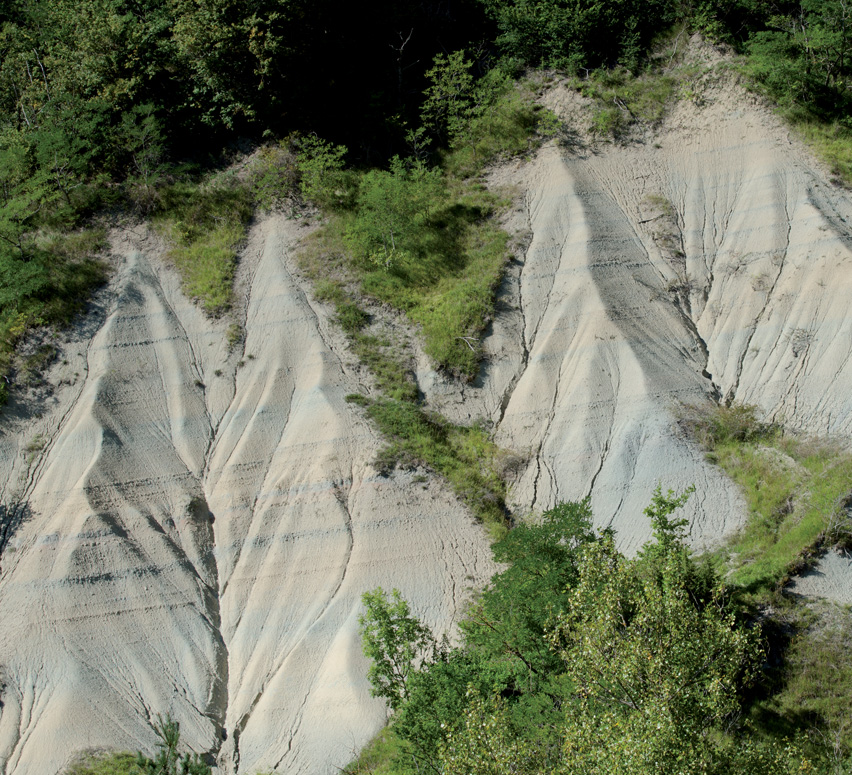 Les ravins de Corboeuf - colorado de Haute-Loire - Rosières 43800 - lieu insolite - balade nature - argile verte - beauté naturelle - Haute-Loire - expérience insolite - Ecotourisme - tourisme passif - haute-loire - auvergne - myhauteloire - auvergnerhonealpes - regionauvergne - auvergnelife - région Haute-Loire - 43