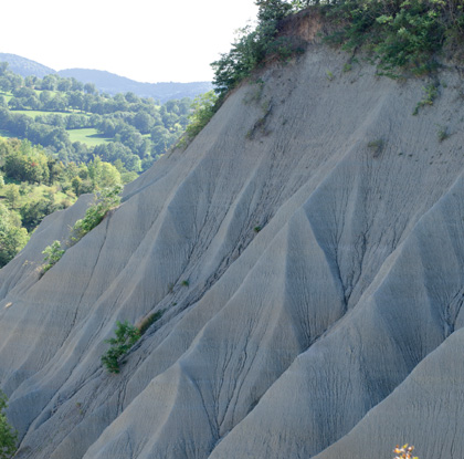 Les ravins de Corboeuf - colorado de Haute-Loire - Rosières 43800 - lieu insolite - balade nature - argile verte - beauté naturelle - Haute-Loire - expérience insolite - Ecotourisme - tourisme passif - haute-loire - auvergne - myhauteloire - auvergnerhonealpes - regionauvergne - auvergnelife - région Haute-Loire - 43